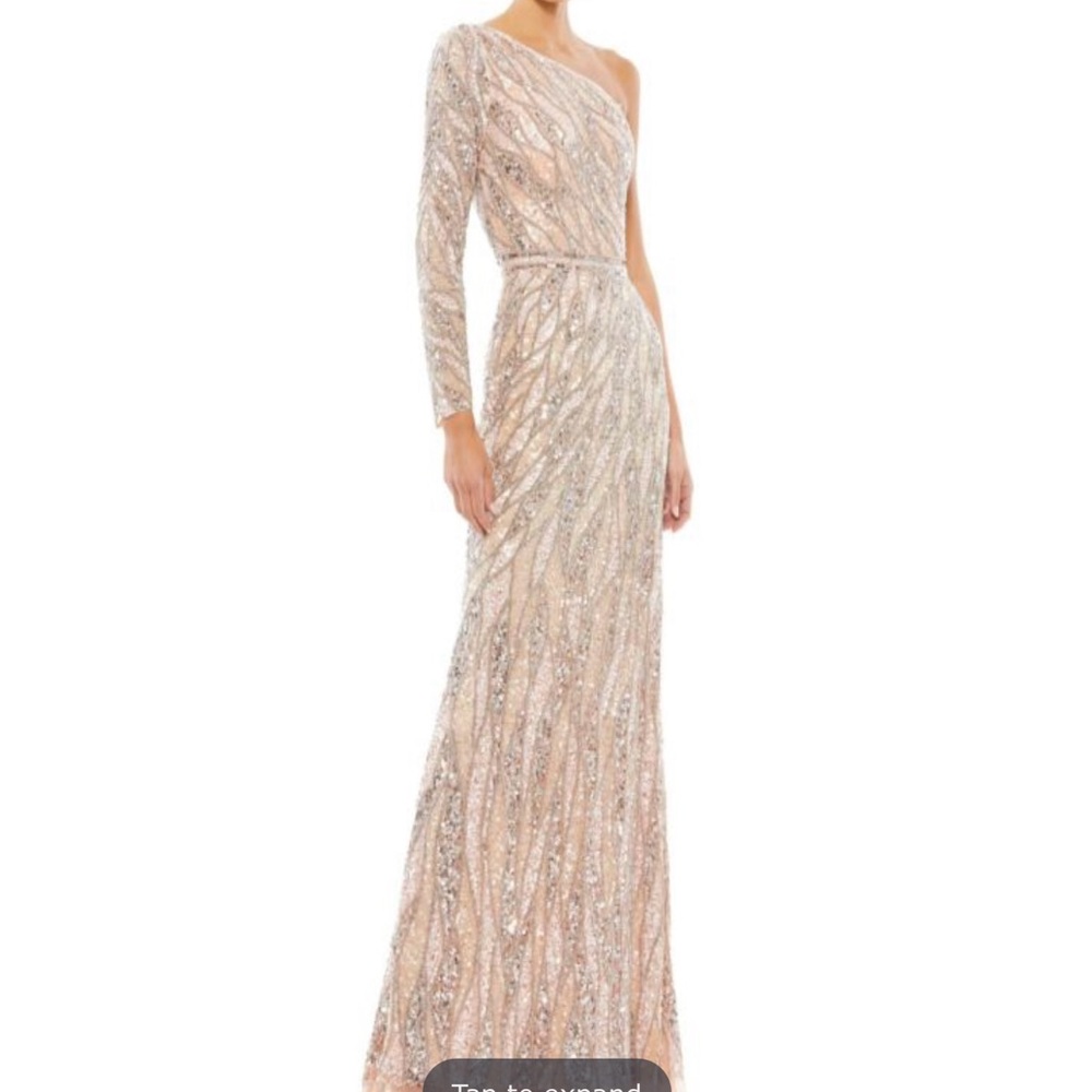 Mac duggal dress
Size 6